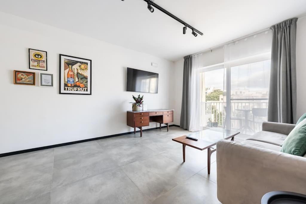 Stay-sliema Centrally Located Retro One Bedroom *